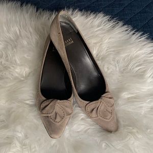 Stuart Weitzman heels 2.5 taupe shoe  good condition sued upper & leather sole